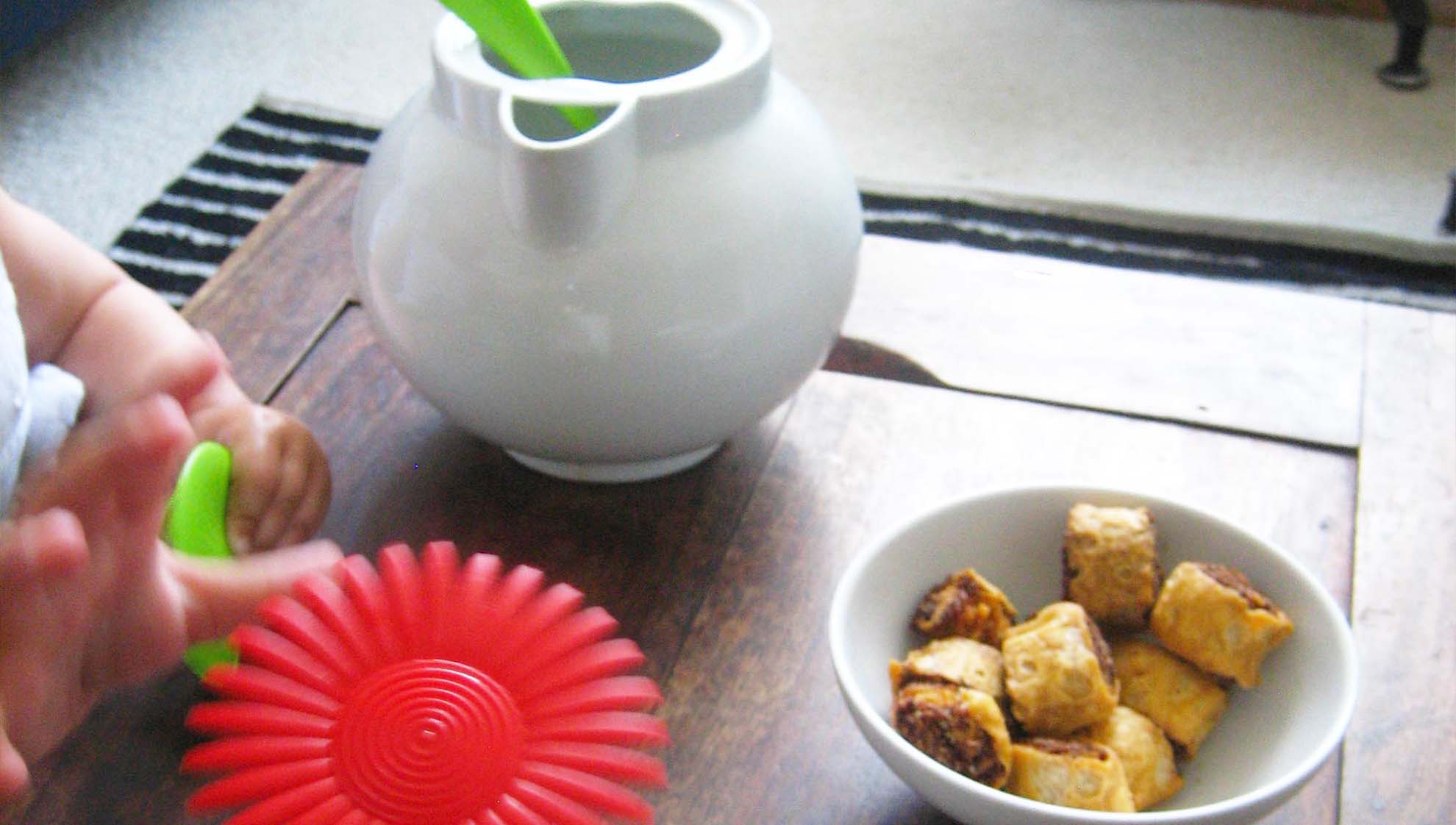 DIPN_tea_infuser_strainer_by_gregorysung_for_GUZZINI_and_E-MY