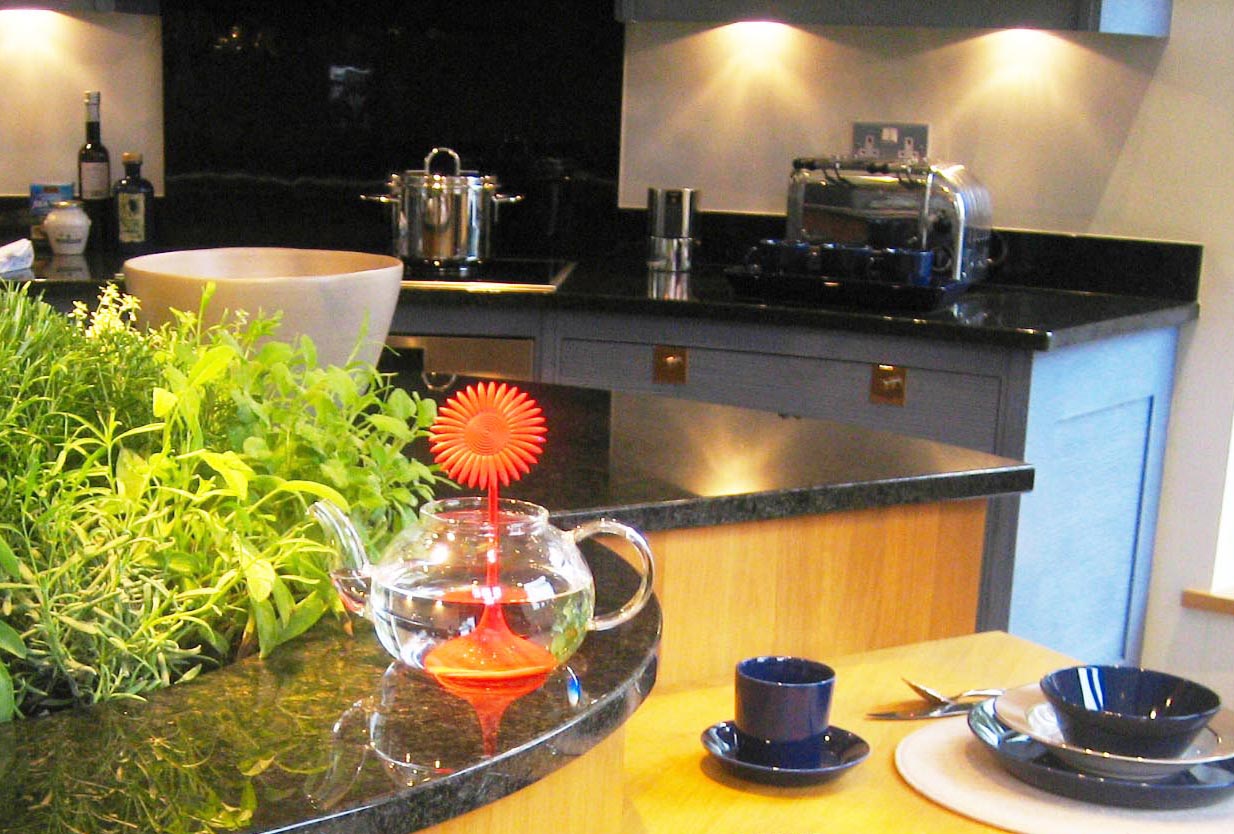 DIPN_tea_infuser_strainer_by_gregorysung_for_GUZZINI_and_E-MY